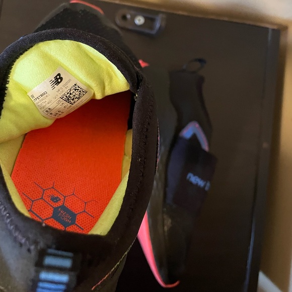 Like New. Kids size 9.5. Only worn 2 or 3 times. In great condition. - Picture 4 of 4